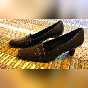 Brand New Laura Ashley Size 8 Dark Blue Contrast Stitch Leather Kitten Pumps - 8